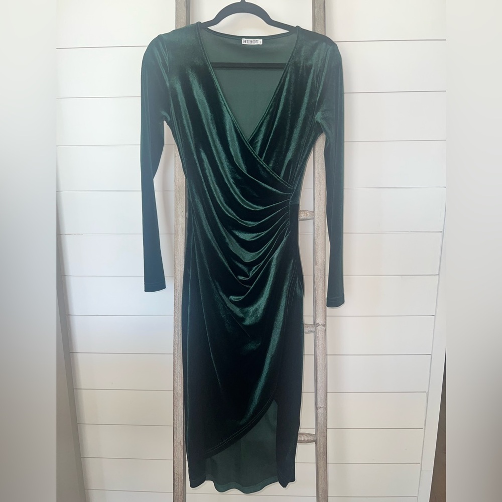 HUHOT Green/Velvet Wrap Midi Dress